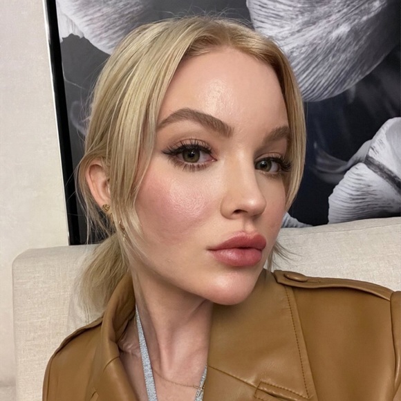 ABOUT ME 👽💚🌿🥑 - Picture 2 of 2